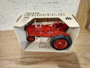 lot 275 image: Ertl Farmall H Tractor - 116 Scale