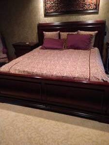 lot 301 image: King Sleigh Bed
