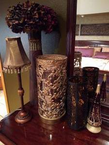 lot 308 image: Nice Decor Lot - Lamp, Candles, Etc