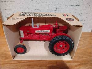 lot 340 image: Ertl Die-Cast Farmall 350 Tractor - 116 Scale