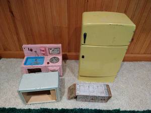 lot 353 image: Vintage Tin Toy Lot