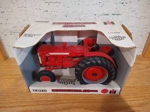 lot 359 image: 1995 Ertl Die-Cast International 650 Tractor - 116 Scale