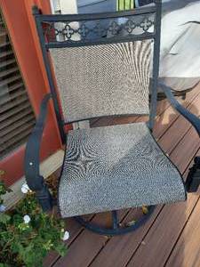 lot 402 image: Patio Swivel Chair & Geranium