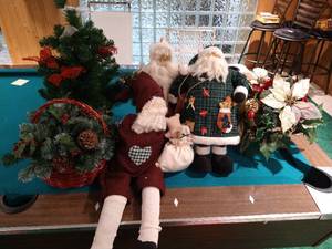 lot 404 image: Santa Claus & Christmas Decor Lot
