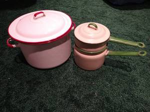 lot 412 image: Enamelware Lot