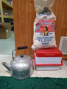 lot 411 image: Dakota Maid Flour Sack, Vintage Kettle & Rubbermaid Lunchbox