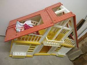 lot 429 image: Large Plastic Doll House