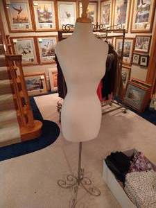 lot 436 image: Mannequin