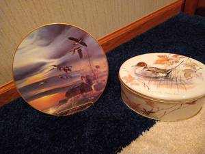 lot 442 image: Terry Redlin Plate & Duck Tin