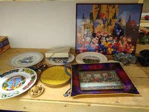 lot 452 image: Commemorative Plates & Disney Picture