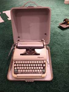lot 461 image: Vintage Olympia Typewriter in Case