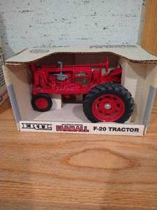 lot 477 image: Ertl Die-Cast Farmall 5-20 Tractor - 116 Scale