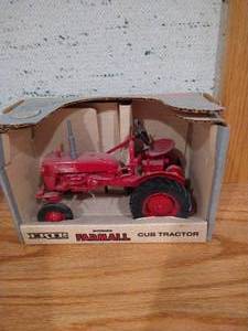 lot 476 image: Ertl Die-Cast Farmall Cub Tractor - 116 Scale