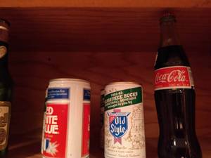 lot 487 image: Shelf of Empty Vintage Beer Cans & Bottles