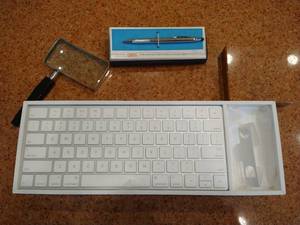 lot 506 image: Apple Keyboard, Magnifying Glass, Cross Pen