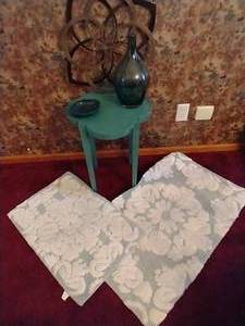 lot 518 image: Teal Decor