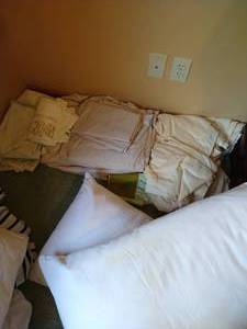 lot 532 image: King Sheets, Pillows & Embroidered Cases