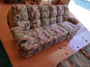 lot 545 image: Couch & Love Seat