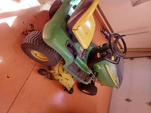 lot 550 image: John Deere Riding Mower LT180