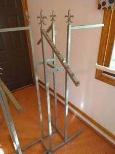 lot 553 image: Clothing Rack