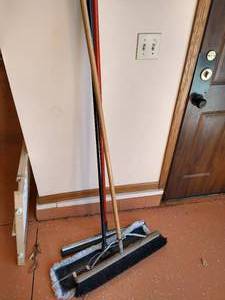 lot 563 image: Brooms & Floor Scraper for Garage
