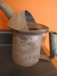 lot 565 image: Vintage Metal Oil Can