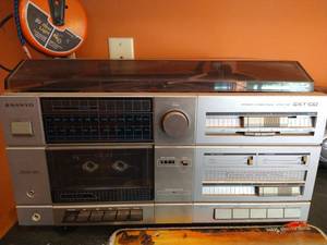 lot 570 image: Sanyo Record Player & Tape Deck