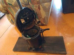 lot 600 image: Enterprise MFG Co Iron SausageLard Press