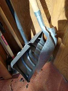 lot 604 image: Snow Shovels, Edger & Shovel