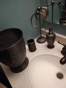 lot 621 image: Bathroom Set