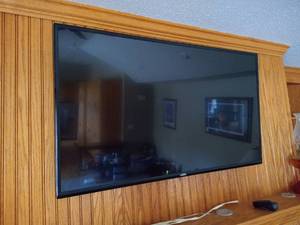 lot 406 image: Vizio 43 TV
