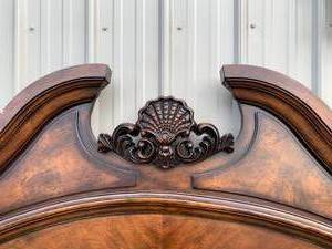 lot 4 image: Beautiful King Headboard with Shell Detail