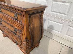 lot 11 image: Bombe Style Chest