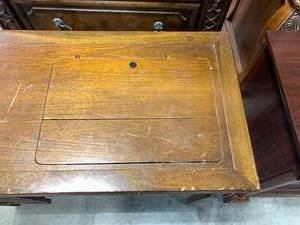 lot 22 image: Singer Sewing Machine with Cabinet