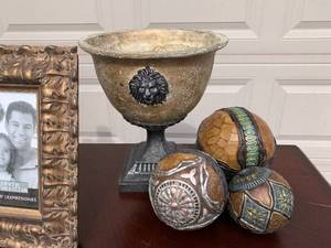 lot 25 image: Elegant Shelf Decor