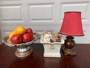lot 32 image: Colorful Table Decor