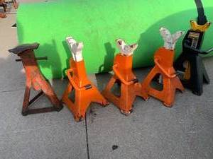 lot 106 image: Jack Stands