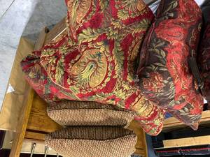 lot 43 image: Red, Gold and Green Bed Set