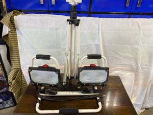 lot 75 image: Smart Pro Utility Light  Stand