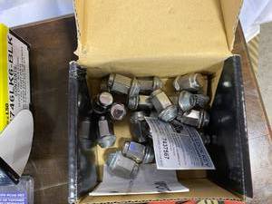 lot 100 image: Auto Hardware