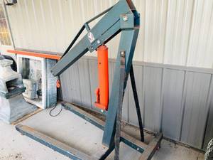 lot 121 image: Engine Puller