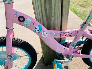 lot 152 image: Girls Schwinn Bicycle