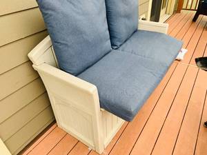 lot 157 image: Storage Bench