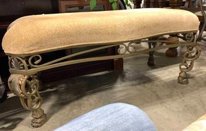 lot 9 image: Lovely Cushioned Bench