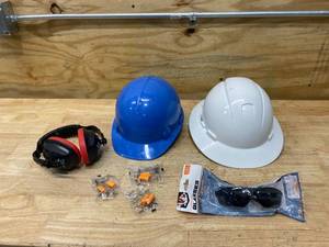 lot 114 image: Lot of PPE Items