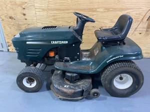 lot 118 image: CRAFTSMAN 917271024 Lawn Tractor
