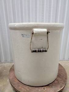 lot 7 image: Redwing Number 12 Crock