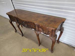 lot 10 image: Hekman Furniture Standing Buffet