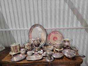 lot 41 image: Handsome Silverplate Serving Piece Collection