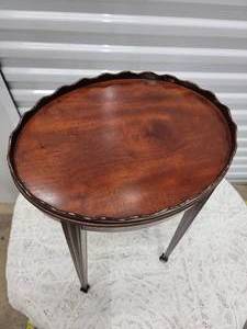 lot 38 image: Petite Mahogany Pie Crust Oval Table